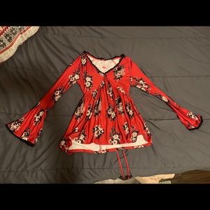 Flowery blouse with tie back and ruffle sleeves